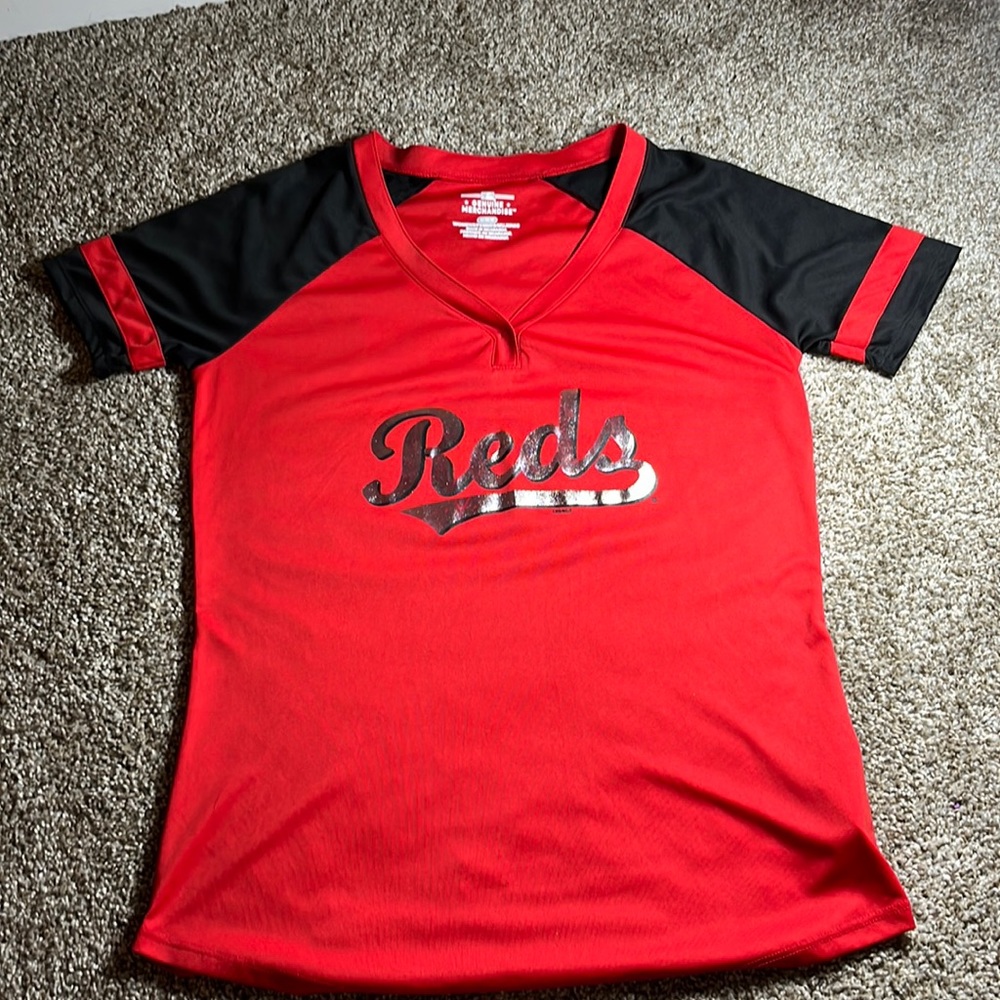Dry-tech type Cincinnati Reds Women’s Tee- Size Medium